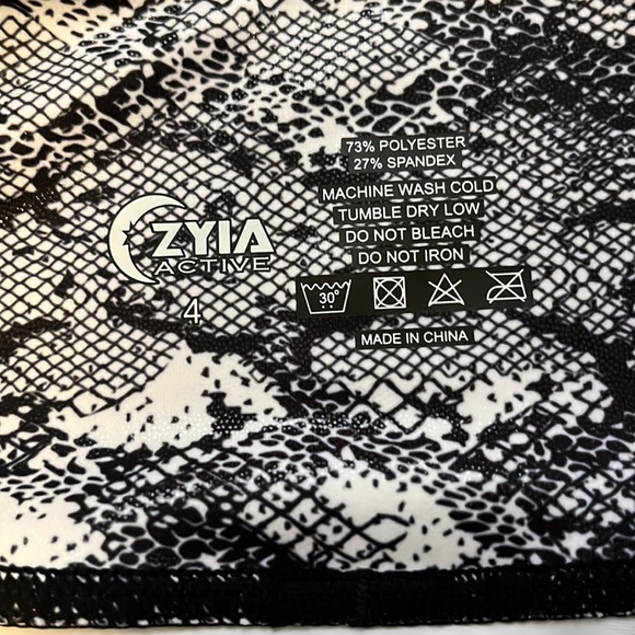 Zyia Active snakeskin Capri legging size 4/small - Picture 3 of 4
